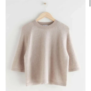 & Other stories tröja - Säljer denna såå fina och populära tröja!!