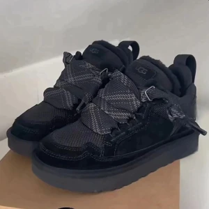 UGG lowmel black - Säljer mina helt nya UGG lowmel. Kände för att resella dessa då dom är svåra att få tag på! Storlek 43 helt oanvända perfekta nu inför vintern😍(Extra snöre, kvitto och box bedkommer)