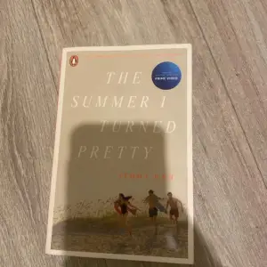 Säljer boken 'The Summer I Turned Pretty' av Jenny Han. Det är en pocketbok med ett somrigt omslag som visar tre personer som springer på en strand. Perfekt för dig som älskar romantiska ungdomsromaner och vill ha något lättläst till sommaren. Boken är i bra skick och har en klistermärke från Prime Video på framsidan.