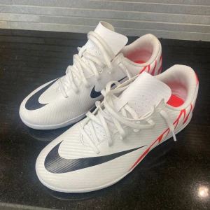 Nike skor - Nikeskor futsal i storlek 38. Nyskick Nypris: 599:-