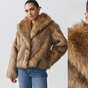 Pälsjacka ginatricot  - Slutsåld pälsjacka från ginatricot, köpt för 999kr för cirka 2 veckor sedan. Helt nyskick men har tyvärr tagit av lappen. Köpt en ny väldigt lik så kollar intresset på denna<3 