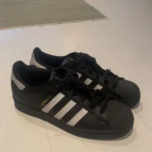 Nu säljer jag min svarta Adidas superstars då dom inte kommer till användning. Dom är i mycket bra skick och har inga tecken på användning. De är i storlek 38. 