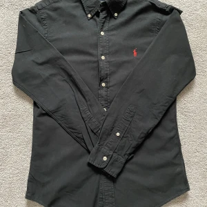 Raulph louren shorta  - Tja, säljer nu en ricktig snygg skjorta från raulph louren för ett bra pris. Skjortan är i bra skick men om ni har några frågor kontakta bara mig.