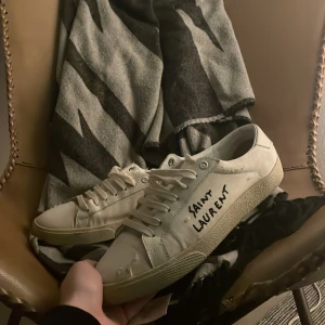 Saint Laurent skor  - Ett par skit snygga skor från saint Laurent eller Ysl🤩🤩Skorna är i storlek 39 men passar något större, de är inte många som har skorna och de är väldigt dyra nya men mitt pris är endast 2500 och kan sänkas vid snabb affär 👌👌