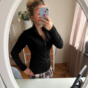 Konståkningsjacka - Väl använd, använd en gång i veckan i ett års tid. Säljer eftersom jag slutat med konståkningen. 