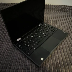 Dator  - En chrome data som kan bli till IPad. Använde den i gymnasiet lite sen köpte jag mac och slutade använda den. Väldigt bra stick och man kan böja den så den blir en IPad touch. (Det på datorn är bara en sticker som jag kan ta bort)