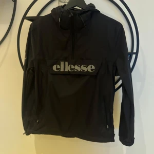 Vindjacka - Säljer denna Ellesse vindjacka i väldigt fint skick, storlek 38. Dragkedja på sidan av jackan.