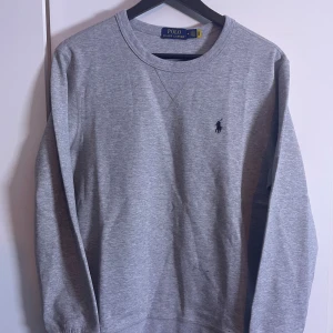 Ralph Lauren Sweatshirt  - Säljer en sjukt snygg Ralph Lauren sweatshirt i storlek M. Skick 10/10. Väldigt snygg grå färg med riktigt skönt material.