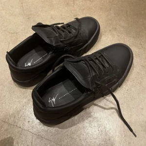 Giuseppe Zanotti skor - Nyskick (oanvända Strl 43 Box tillkommer Nypris 5100(pris går att diskutera).