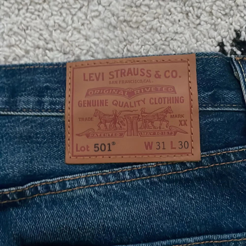 Säljer dessa tvär feta Levi’s 501 mörkblåa jeans i strl W31 L30 Köptes för 999:-. Har ägt de i 6 månader men bara använt de en gång. Använder inte de längre för de är för stora för mig. Pris kan diskuteras!. Jeans & Byxor.