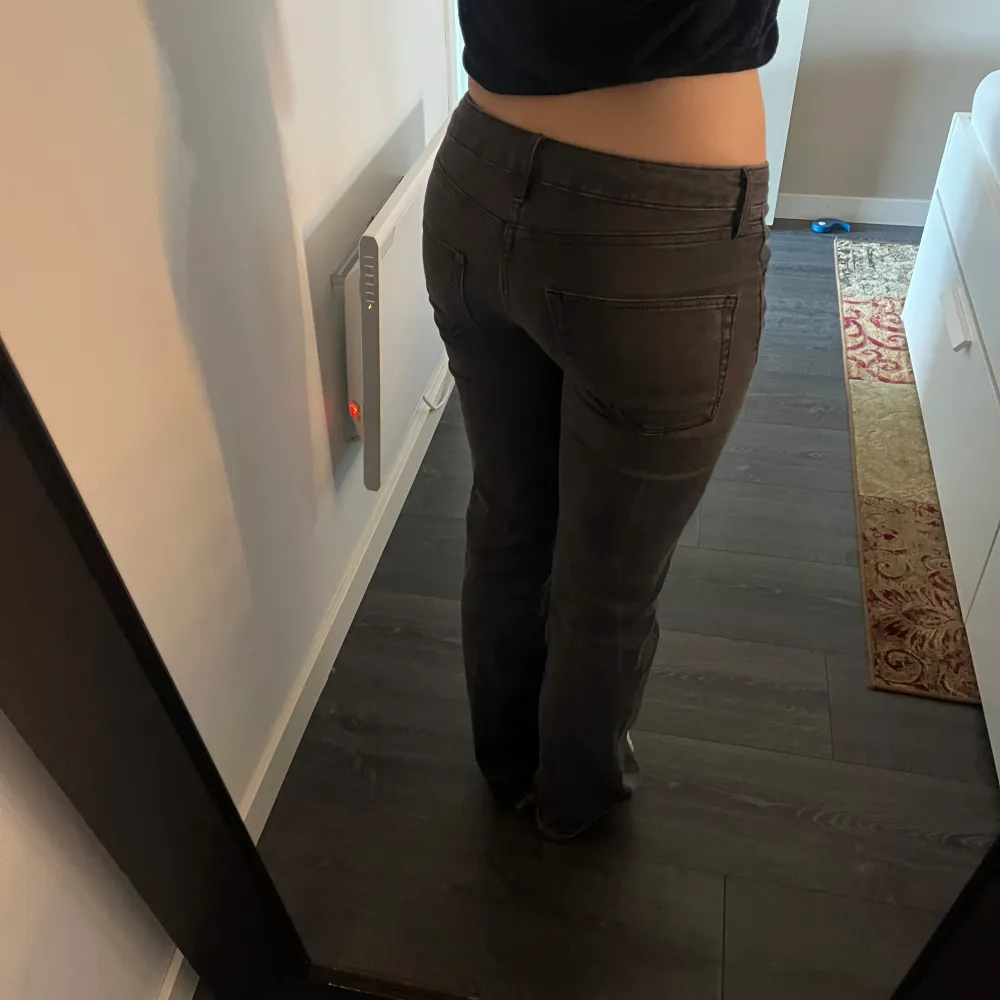 Säljer dessa gråa jeans som jag sytt så de blev lågmidjade (sömmarna är inte perfekta)! Midjemått är runt 36cm🩷Pris kan diskuteras. Jeans & Byxor.