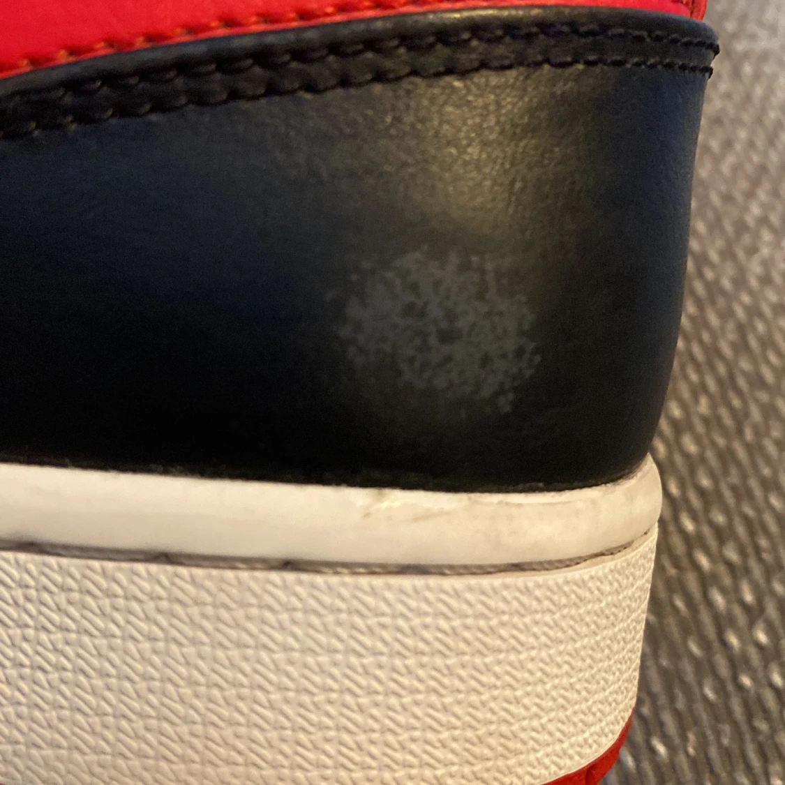 Nike Air Jordans i rött och svart - 93