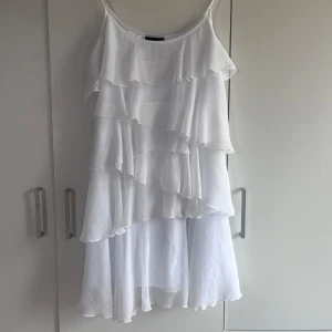 Vit klänning  - Säljer denna super snygga klänning jag köpt från secondhand, aldrig använd av mig! Storlek 38 men banden går att spänna in, såg den är lite missfärgat ( se sista bild ) 