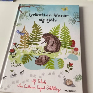 Igelkotten klarar sig själv - En charmig barnbok om en igelkott som ger sig ut på äventyr i skogen. Boken är fylld med illustrationer av skogens djur och växter, och handlar om att klara sig själv och möta nya utmaningar. Perfekt för barn som älskar naturen och vill lära sig mer om djurens värld.