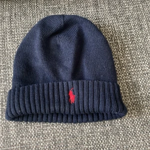 Ralph lauren mössa  - Tjena! Säljer nu denna feta Ralph lauren mössa som är perfekt till vintern. Nypris 750 mitt pris 279 Färg mörk blå storlek: 43 cm | Kom privat vid intresse 