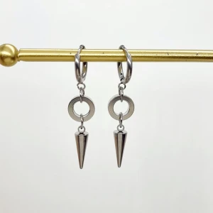 Handgjorda örhängen  - Handgjorda örhängen●Följ :@ekjewelryofficial🤲 ● 💎Material- 100% rostfritt stål ●Örhängeskrokar -rostfritt stål och kristall. Nickel fri. Längd -4,5cm. Vattentåliga, ändrar inte färgen! 