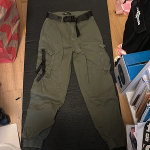 Mörkgröna cargojeans - Använd ca 3 gånger. Mörkgröna cargo jeans. S, skärp.