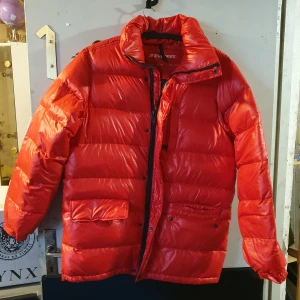 Röd Dunjacka  - Fin dunjacka , endast upphängnings öglan är trasig , huva saknas