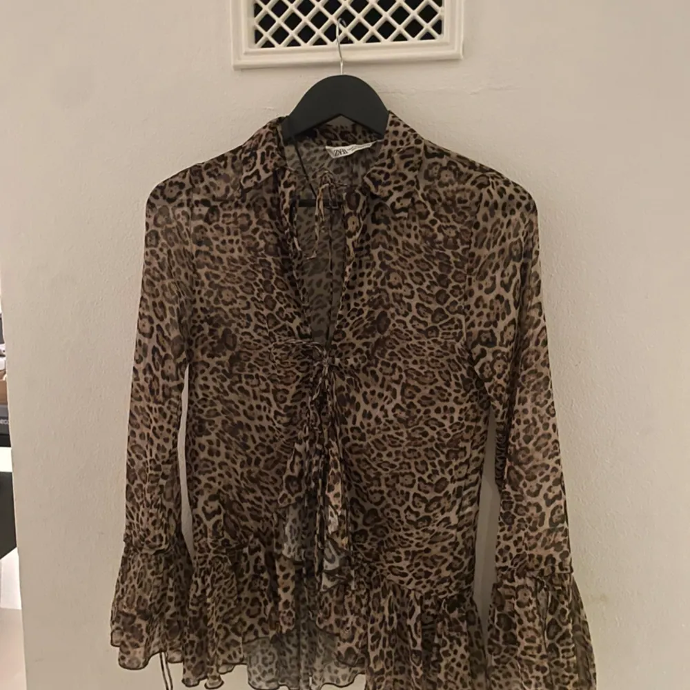 En asssssnygg blus från Zara! Knappast använd och jätte snygg och populärt leopardmönster❤️. Puserot.
