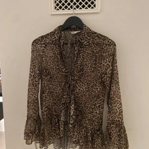 Leopard blus - En asssssnygg blus från Zara! Knappast använd och jätte snygg och populärt leopardmönster❤️