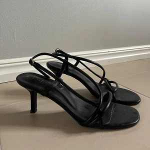 Klackar 👠  - Ett par söta väldigt bekväma klackar, använda ett par gånger men inga tecken på användning💕💕👠