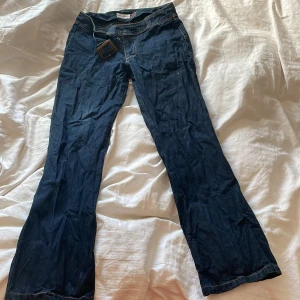 200 tals Jeans  - Dessa jeans är för små på mig, Jeansen har inbyggt bälte vilket gör jeansen extra snygga 