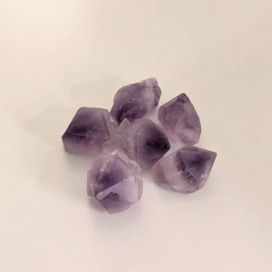 Kristaller  - Kristallspetsar och chips / pärlor i ametist💜 priset i annonsen är för allt kristallspets men allt kan köpas separat, skriv om du är intresserad! 