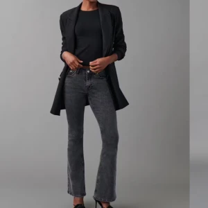 Svarta bootcut jeans - Säljer ett par snygga lågmidjade gråa bootcut jeans. Helt oanvända så i superbra skick!
