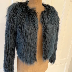 Cool pälsjacka - Cool pälsjacka i blå/svart färg. Svart satinfoder.