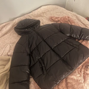 Svart vinterjacka  - Säljer denna fina jacka ifrån lager 157 i storlek S, aldrig använt den💗