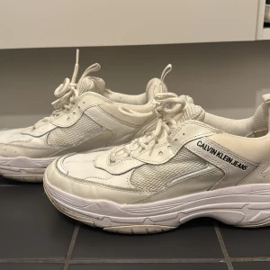 Calvin Klein sneakers - Vita Calvin Klein sneakers i storlek 40. Använda några gånger.