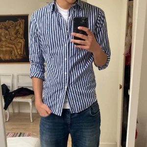 RALPH LAUREN SKJORTA - Hej! Säljer nu en Ralph Lauren skjorta. Storleken är M. Skick 10/10. Nypris: 1300kr. Mitt pris: 559kr. Ställ gärna frågor!! Kan eventuellt ta emot byten☺️ ops sista är inte min bild!