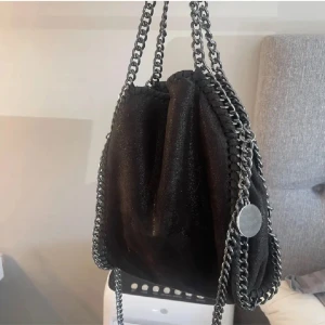 Stella Mcartney liknande väska - bilder från hon jag köpte den av, har inte fått användning av den.