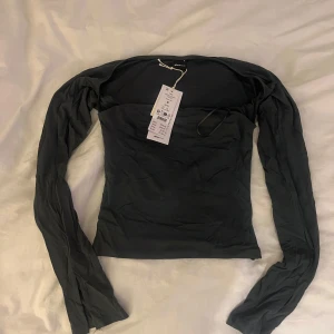 Tröja Gina Tricot - Grön tröja från Gina Tricot i storlek S. Aldrig använd lappar kvar.
