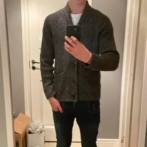 Jag säljer nu min cardigan från H&M då jag inte använder den. Den är i toppskick och har inga deffekter. Storleken är medium och är lite liten på mig och jag är ungefär 185. Kan skicka fler bilder privat och det är bara att höra av er vid fler frågor