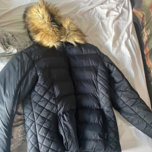 Polo vinson club vinterjacka - En svart polo vinson club jacka. Högra fickan är sönder annars är den bra. Köpt för 600. Varm till vintern.