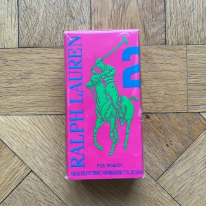 Perfym Ralph Lauren 2 - 50ml  - Säljer en helt oanvänd 50ml Ralph Lauren 2 pony perfym edt. Den är helt obruten, plasten finns till och med kvar. Köpt på flygplats. Först till kvarn!