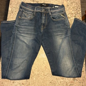Replay jeans - Säljer ett par riktigt fina replay jeans i modellen anbass, som har en snygg tvätt. Bara att höra av dig vid frågor!