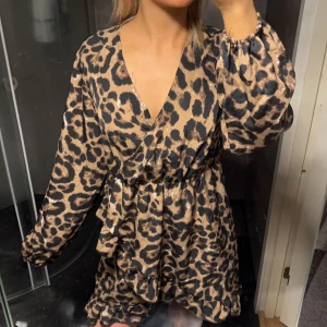 Leopard klänning - helt oanvänd, skönt matrial. bra skick. i storlek XS