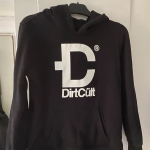 Dirtcult hoodie - Säljes pågrund utav att den inte används på ett bra tag.  ❗️Obs. Har lagt ut den på vinted oxå❗️