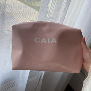 Caia nessesär - Sminkfläckar på insidan (se bild) annars inget fel på den!💓 Köp köp köp!