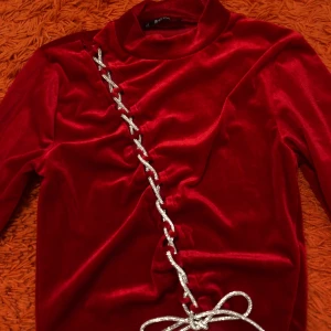 Tröja - Säljer denna röda tröjan som inte har använts. 