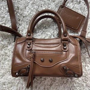 Handväska - Säljer även i två andra färger!! Så fin och populär handväska, långt band & plånbok medföljer. Väskan är Iprincip helt ny. Köp sker via köp nu, jag postar inom 24h. Kvar tills markerad såld 