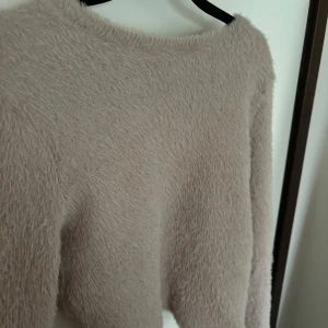 Tröja  - Mysig tröja från BIKBOK  Använd ett fåtal gånger Storlek M Tröjan har öppen rygg samt snören 