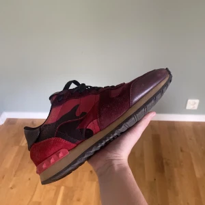 Valentino rockrunners  - Storlek 40 passar 39-41  Måttligt skick mockan har lite defekter och framsidan vid skon har en liten defekt inget man ser vid användning.  Perfekte höst / vinter skor ❄️🍂 Hör av er vid frågor?!