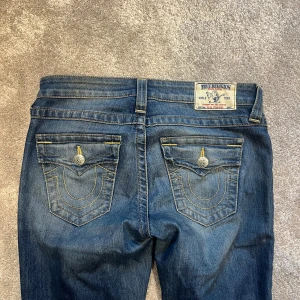 True religion jeans - Jeans från true religon i bra skick. De är i formen slim straight och i storlek 28. 