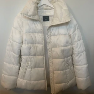 Vinterjacka - Superfin vinterjacka med avtagbart midjeskärp🤍 Superfint skick!