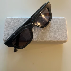 Chimi solglasögon  - Säljer mina chimi solglasögon i färgen DARK GREY i modell 11, dom är i nyskick 