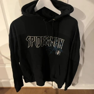 Spider-Man hoodie - Säljer pga den är för liten