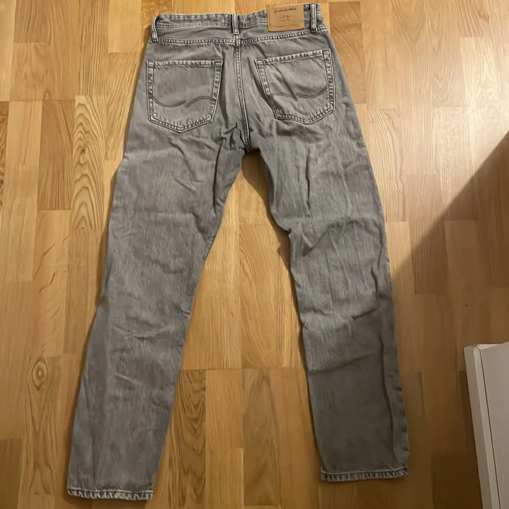 Storleken är 28/32. De är använda men fortfarande i mycket bra skick(inga defekter). Jeans & Byxor.